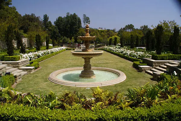 Другой скромный дворик на территории усадьбы Грейстоун Через примерно сорок лет - фото 114