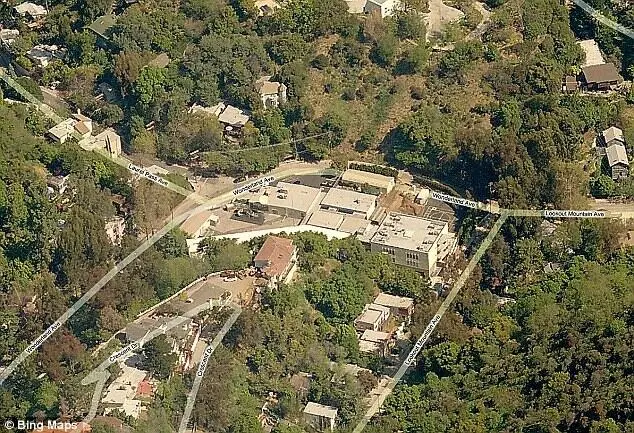 Вид с высоты птичьего полёта на лабораторию Лукаут Маунтин и школу - фото 216