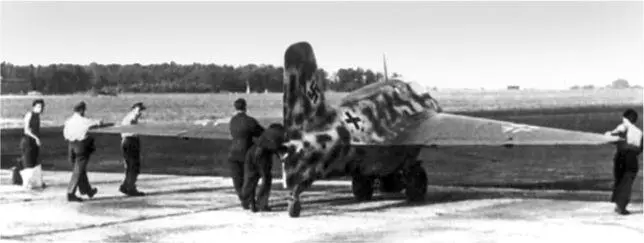 Me 163 на восточном конце взлетнопосадочной полосы готовится к взлету В конце - фото 69