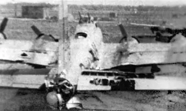 Один из B17s сфотографирован после возвращения на базу Самолет был поврежден - фото 74