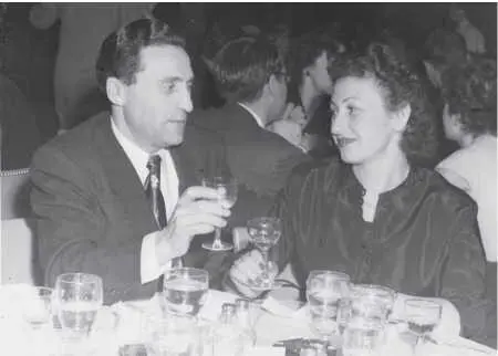 Мой отец в тот вечер когда он сделал предложение моей матери НьюЙорк 1951 - фото 39