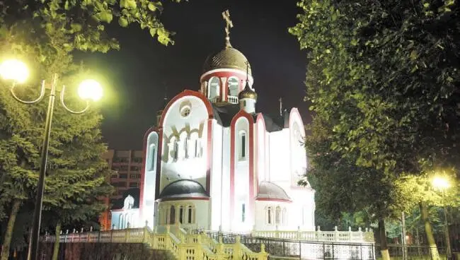 Над шестью мозаичными иконами для храма работала бригада в составе руководителя - фото 90