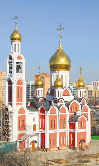 В XVII веке на месте где сейчас стоит собор была возведена первая деревянная - фото 99