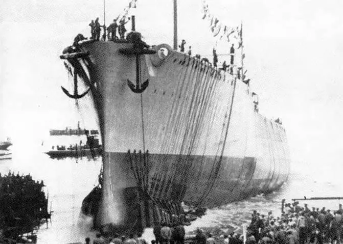 Луиджи Кадорна на стапеле и во время спуска на воду 30 сентября 1931 г - фото 90