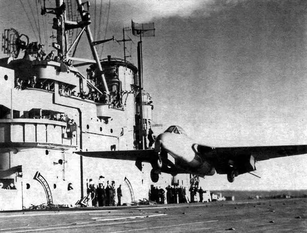 Вампир F1 садится на палубу авианосца Оушн 3 декабря 1945 г Си - фото 39