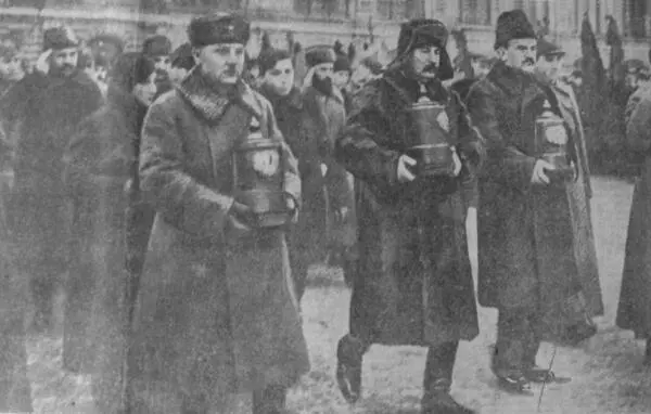 Сталин Молотов и Ворошилов несут урны с прахом погибших членов экипажа - фото 5