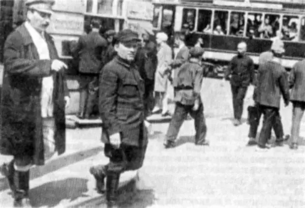 Сталин и Киров идут пешком с заседания XVI съезда ВКПб Москва 26 июня 1930 - фото 22