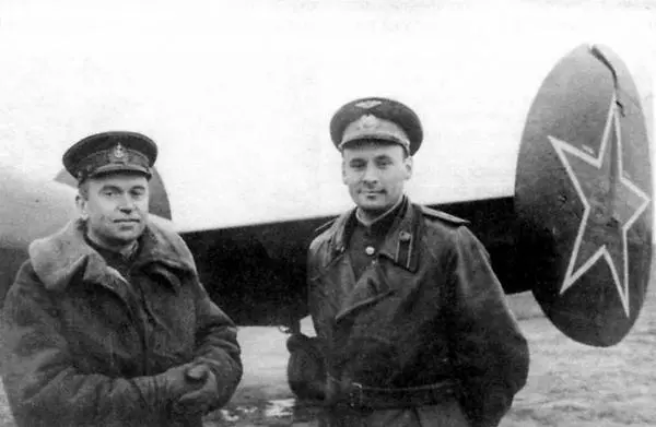 Авиаконструктор В Г Ермолаев справа и летчикиспытатель А Д Алексеев у - фото 19