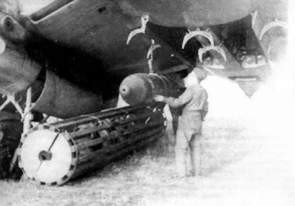 Подвеска бомб под Ер2 с дизелями АЧ30Б 1945 г В августе 1945 г - фото 95