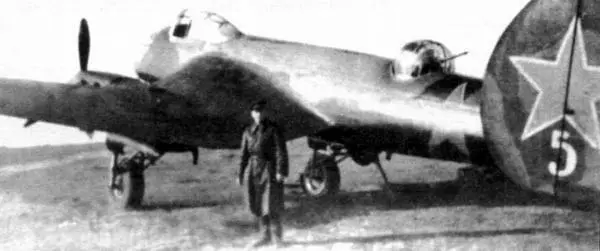 Командир 421го бап подполковник А И Гусев у Ер2 с моторами М105Р 1942 г - фото 99