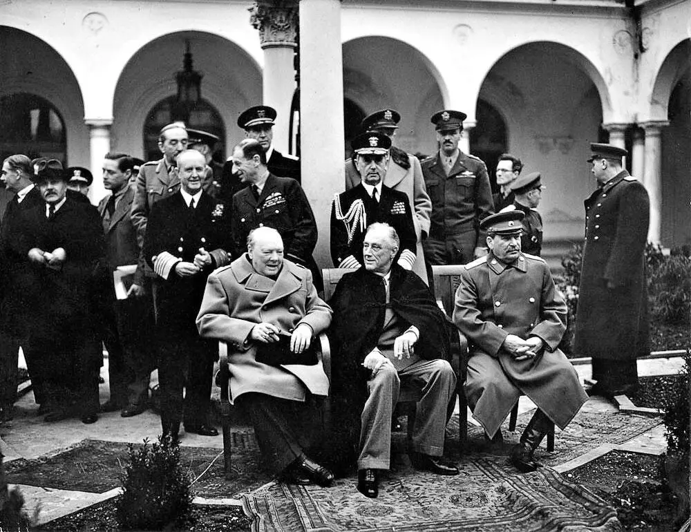 Черчилль Рузвельт и Сталин на Ялтинской конференции Февраль 1945 г Army - фото 55