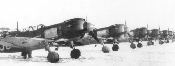 Новые Ла5ФН перед отправкой в действующие части Самолеты уже несут двухтонный - фото 51