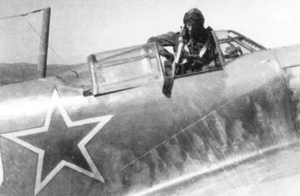 Форма жаропрочной панели на борту фюзеляжа менялась в процессе серийного - фото 52