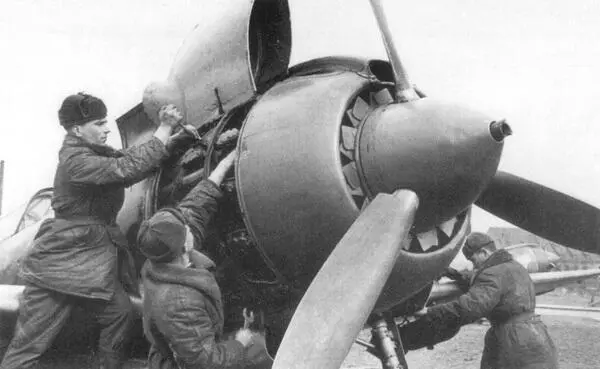 Техники 41го ГИАП проводят техническое обслуживание Ла5ФН В отличие от Ла5 - фото 54