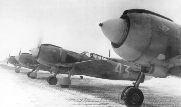 Ла5ФН последних серий имели маленький каплевидный лючок на капоте под которым - фото 57