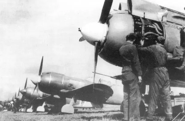 Техническое обслуживание Ла5ФН чехословацких ВВС на аэродроме Пиештани На - фото 58