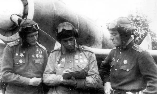 Летчикиасы 5 ГИАП Г А Баевский В И Попков и Еременко изучают по карте - фото 84