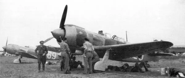 Самолеты и персонал готовятся к перелету из Проскурова возле Львова на - фото 95