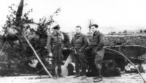 Три чехословацких пилота сфотографировались на фоне замаскированного Ла5ФН на - фото 99