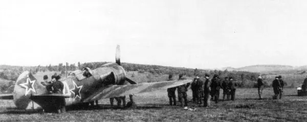 Мокрое травяное покрытие аэродрома Зольна создавало множество проблем при - фото 101