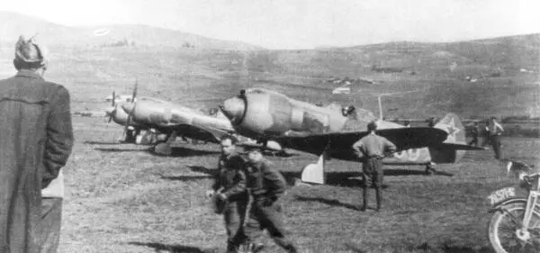 Истребители готовятся к взлету с аэродрома Мурам возле БрезнонадХроном 7 - фото 102