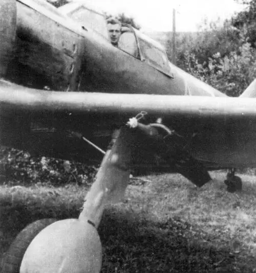 Советские осколочные бомбы АО25 под крылом Ла5ФН бн 74 В кабине подпоручик - фото 104