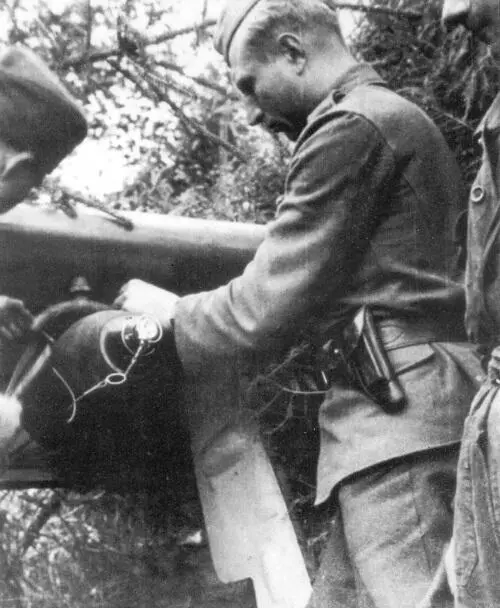 Предвоенные запасы чехословацких боеприпасов наконец были использованы против - фото 106