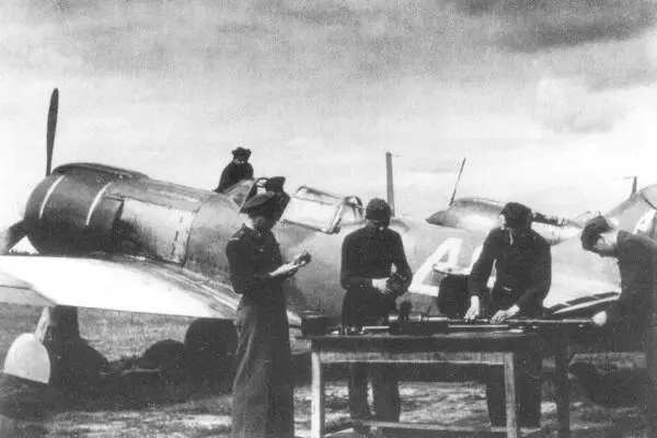 Ла5ФН 1го истребительного полка летом 1945 года Самолеты еще сохраняют - фото 112