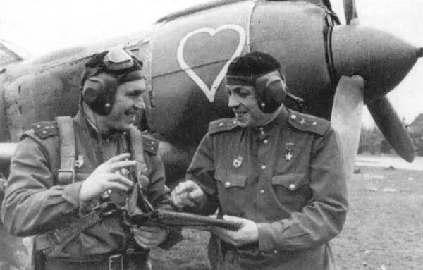 Индивидуальная эмблема красное сердце с белой окантовкой Лобовая часть - фото 124