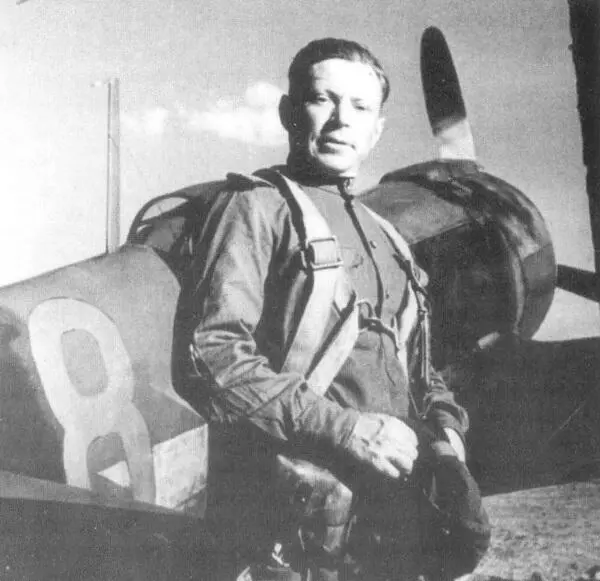 Лейтенант П Раков позирует на фоне Ла5ФН с редким однозначным бортовым - фото 125