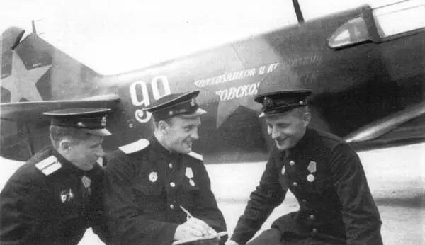 С Н Бычков и другие авиаторы из 4 ГИАП ВВС Балтийского Флота позируют на фоне - фото 127