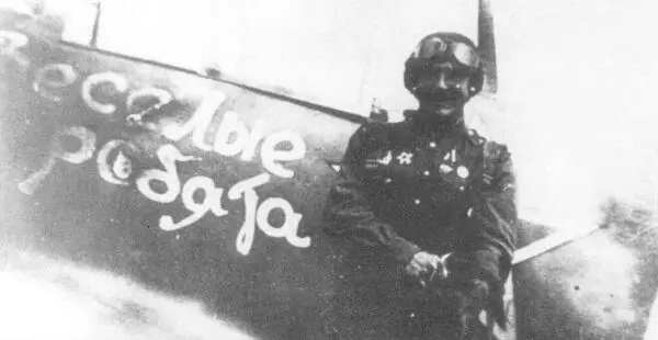 Пилот И Глазков из 5 ГИАП позирует у левого борта Ла5Ф Веселые ребята За - фото 128