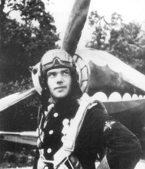 Пилот ВВС Балтийского Флота Алпатов позирует на фоне произведения Маркова - фото 130