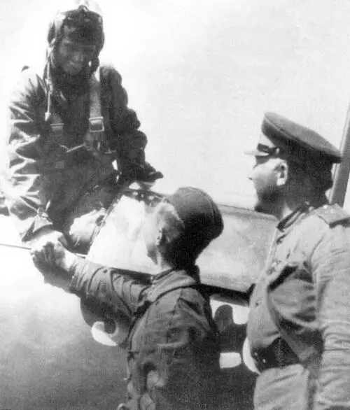 Пилот Бирюков летал на Ла5 с надписью За СССР Волховский фронт 1943 год - фото 131