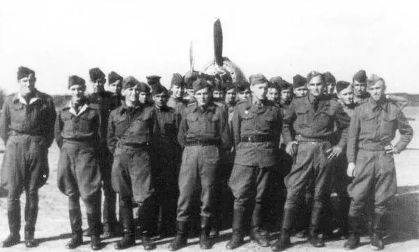 На этом снимке Ла5ФН сн 39212948 Хорошо видны окрашенные законцовки лопастей - фото 135