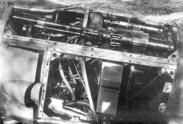 Установка пушек в фюзеляже Ла5 Под левой пушкой хорошо виден патронный ящик - фото 167