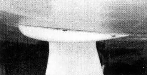 Обтекатель закрывавший узел установки бомбодержателя имел одинаковую - фото 175