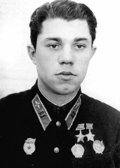 Майор А И Молодчий впоследствии стал одним из четырех дважды Героев Авиации - фото 45