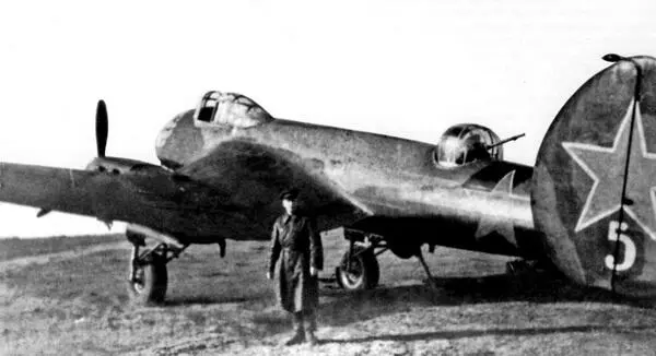 Командир 421го ап полковник А Г Гусев у машины с хвостовым номером 5 - фото 46