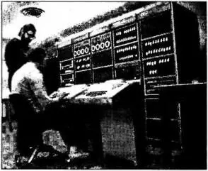Деннис Ричи стоит и Кеннет Томпсон за компьютером PDP1120 70е годы В - фото 115