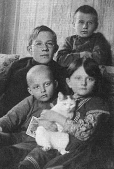 Ранняя фотография Ивана в очках с братьями Всеволодом вверху Борисом и - фото 5