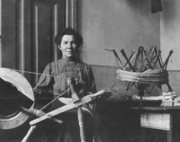 Юлия Викентьевна у прялки 1900е гг Лукьян Михайлович Солоневич в редакции - фото 6