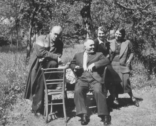 Иван Солоневич с А В Туркулом и членами его семьи 1938 г Юрий Солоневич - фото 35