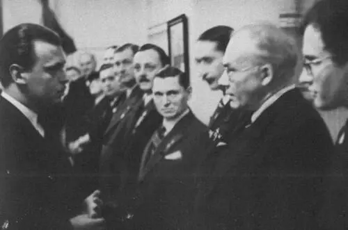 Иван Солоневич второй справа представляется великому князю Владимиру - фото 38