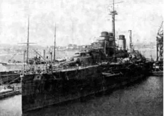 Париж на достройке в 1914 г На линкоре Париж устанавливают самолет на - фото 63