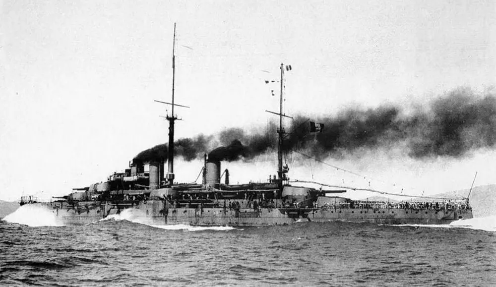 Линейный корабль Франс во время ходовых испытаний в 1914 г вверху и в - фото 75