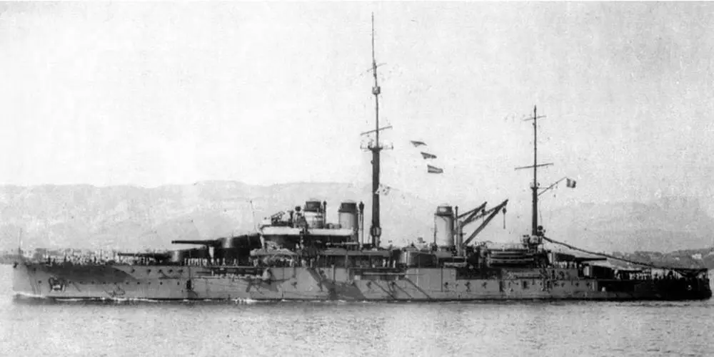 Линейный корабль Франс во время ходовых испытаний в 1914 г вверху и в - фото 76