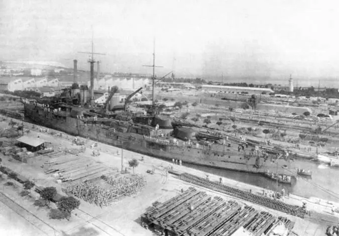 Носовая часть линкора Жан Бар вверху и Жан Бар в 1920 г в Бизерте - фото 93