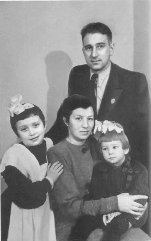 Анатолий Владимирович и Нина Григорьевна с дочерьми Галиной и Татьяной Большая - фото 14