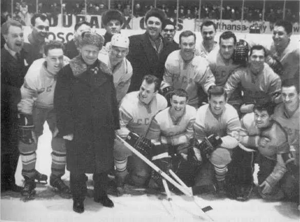 Михаил Александрович Шолохов с чемпионами мира 1965 года Тампере Финляндия - фото 27